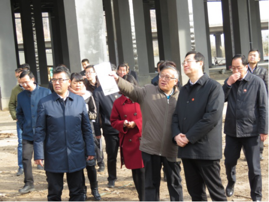 省委常委、西寧市委書記王曉在青海省物產集團總公司黨委書記、總經理王玉輝陪同下，深入青海物產朝陽物流園區(qū)。