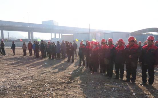 揚(yáng)鞭策馬喜圓發(fā)展夢(mèng)，萬(wàn)眾一心共筑新長(zhǎng)城